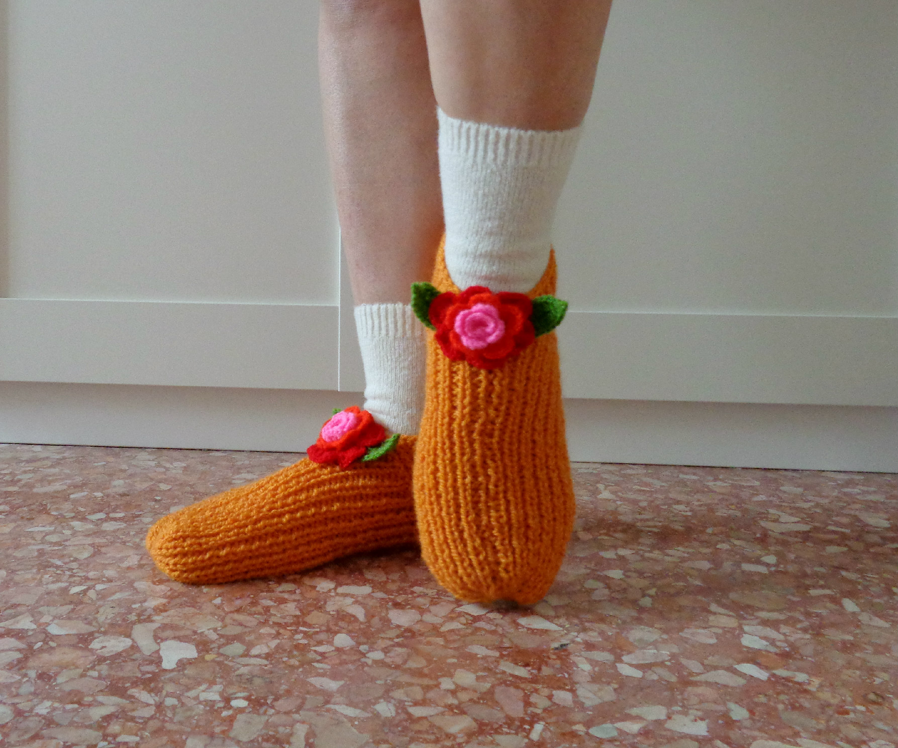 yellow knitting slippers shoes with crochet flowers free pattern by Lilia Vanini Liliacraftparty