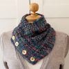 easy lace knitting cowl with buttons