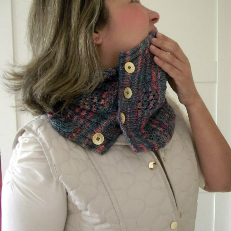 easy lace knitting cowl with buttons