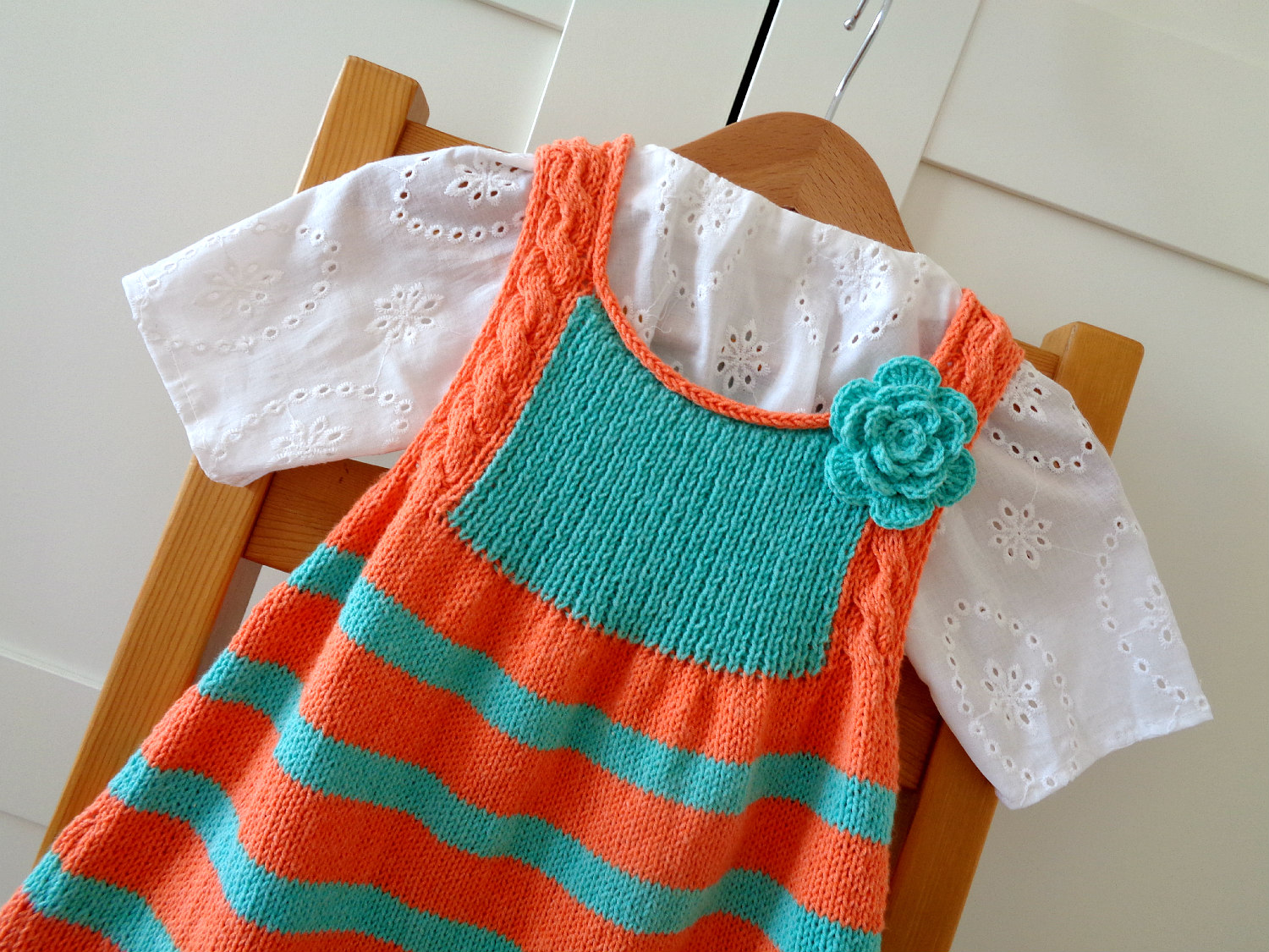 striped dress jumper baby toddler knitting pattern with crochet flower by Lilia Vanini / Liliacraftparty
