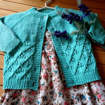 lace baby knitting cardigan with buttons knitting pattern by Lilia Vanini Liliacraftparty